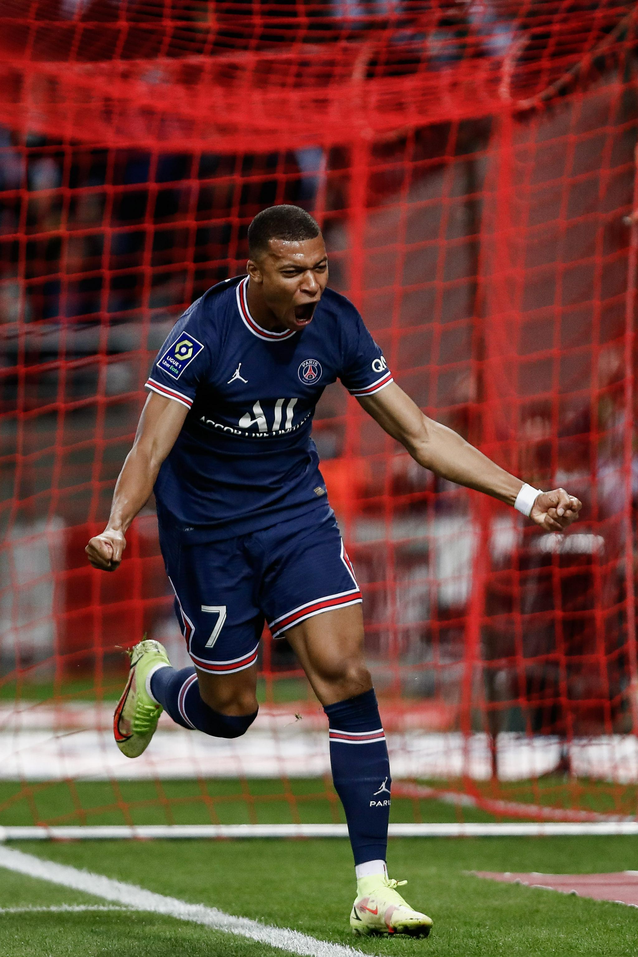 迷你罗助葡萄牙U16夺冠，乔治娜和C罗母亲现场见证