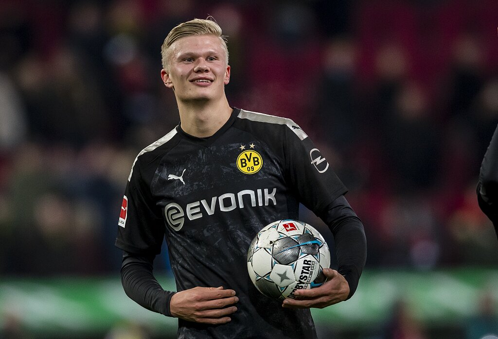 麦克阿瑟FCvs大埔亚冠赛前为香港大埔火灾遇难者...