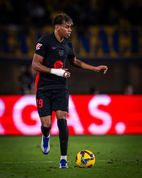 TA：曼城明夏可能签右后卫和右边锋，他们仍在关注利夫拉门托