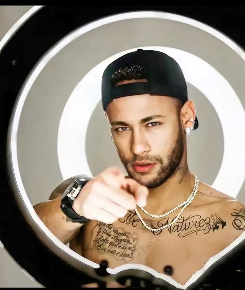 气得双手握拳！